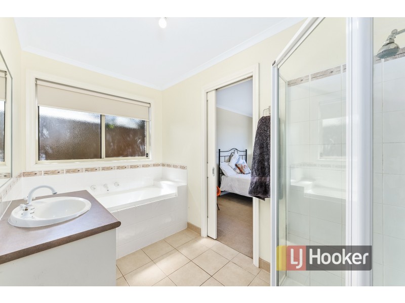 4/12 Renlik Court, Pakenham VIC 3810