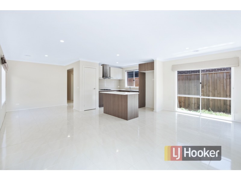 18 Arlington Ave, Pakenham VIC 3810