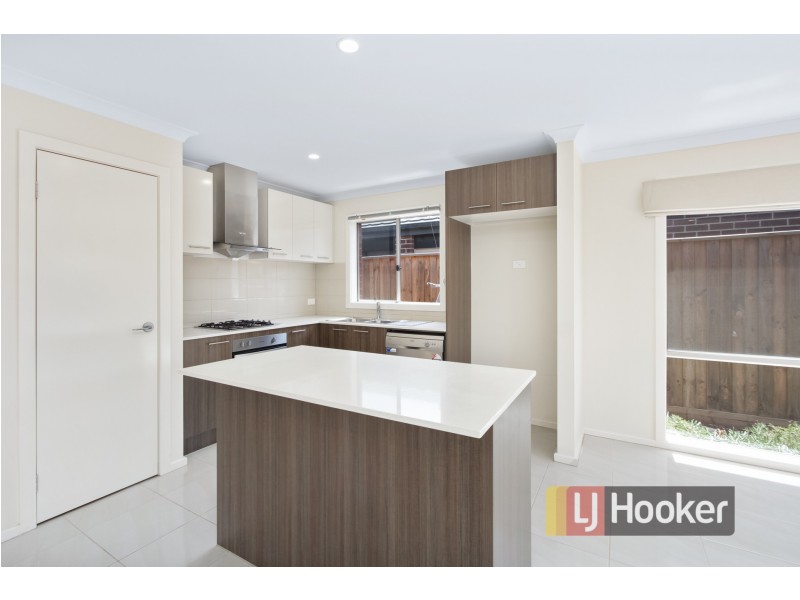 18 Arlington Ave, Pakenham VIC 3810