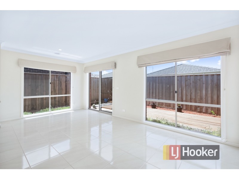 18 Arlington Ave, Pakenham VIC 3810