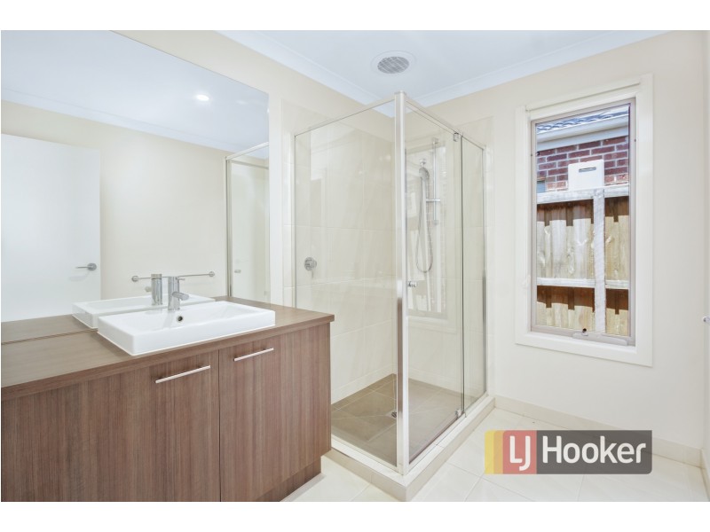 18 Arlington Ave, Pakenham VIC 3810