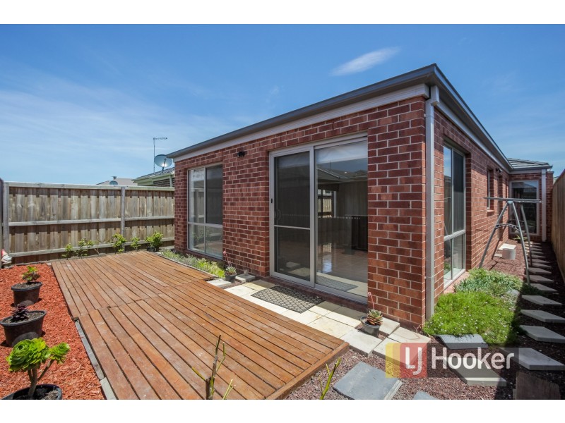 18 Arlington Ave, Pakenham VIC 3810