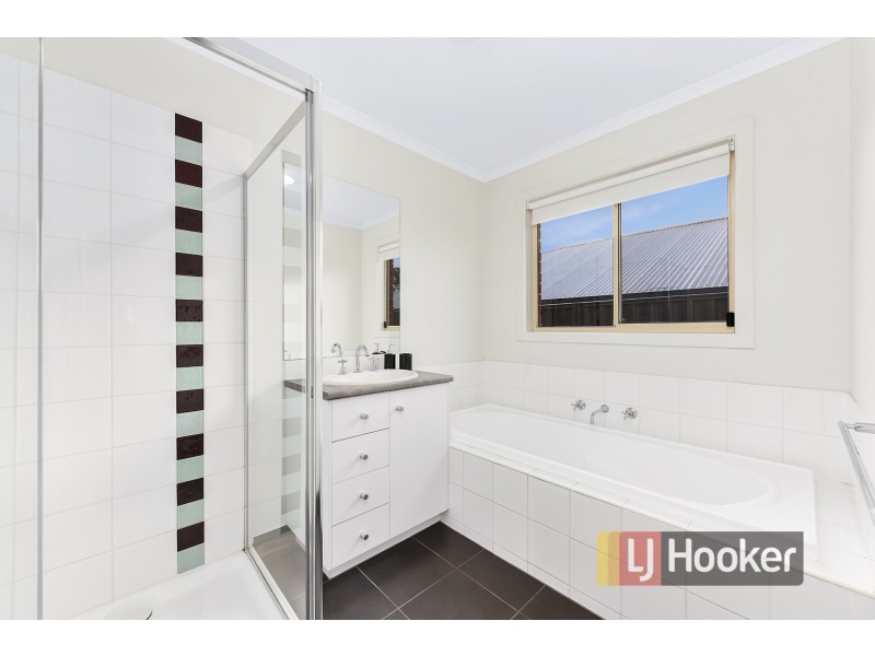 8 Pashia Grove, Pakenham VIC 3810