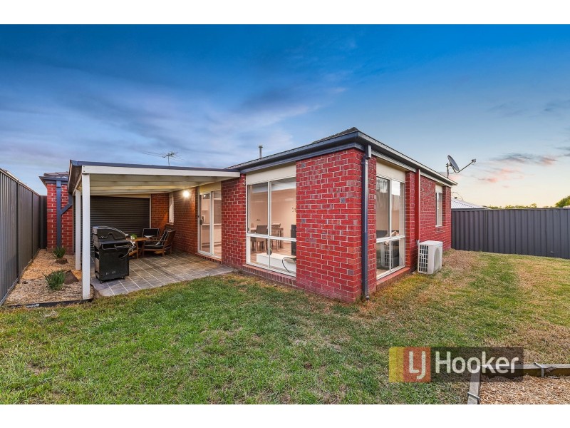 8 Pashia Grove, Pakenham VIC 3810