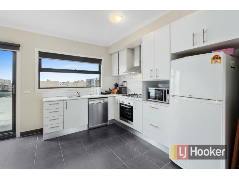 102/4 Pacific Promenade, Pakenham VIC 3810