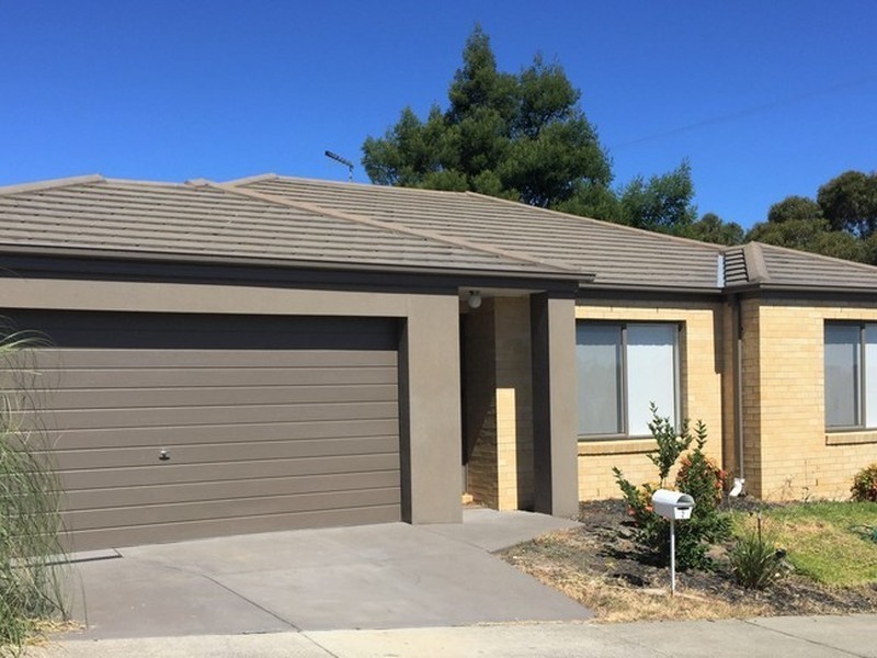 2 Mcclenaghan Place, Pakenham VIC 3810