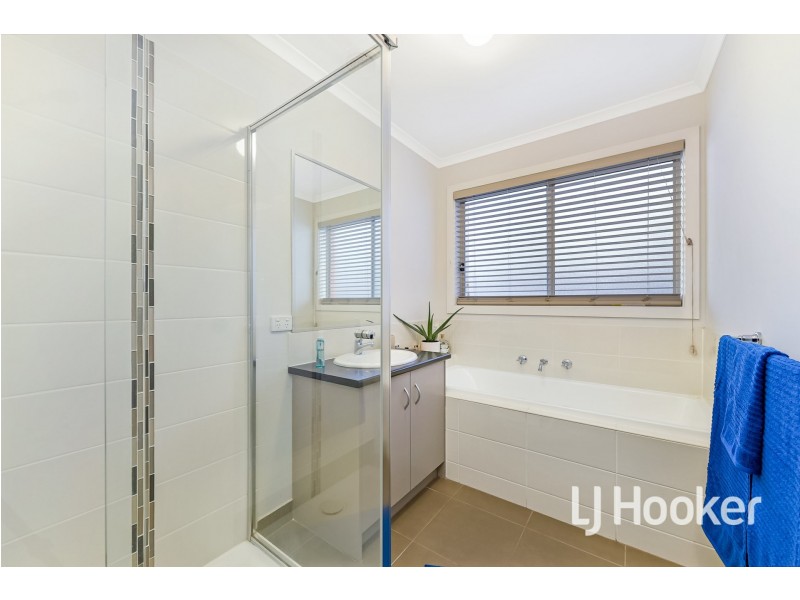 24 Melissa Way, Pakenham VIC 3810