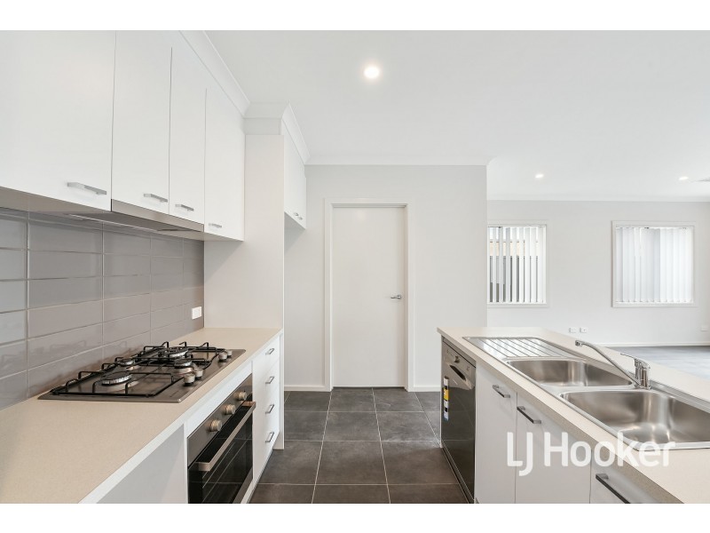 13/23 Atlantic Drive, Pakenham VIC 3810