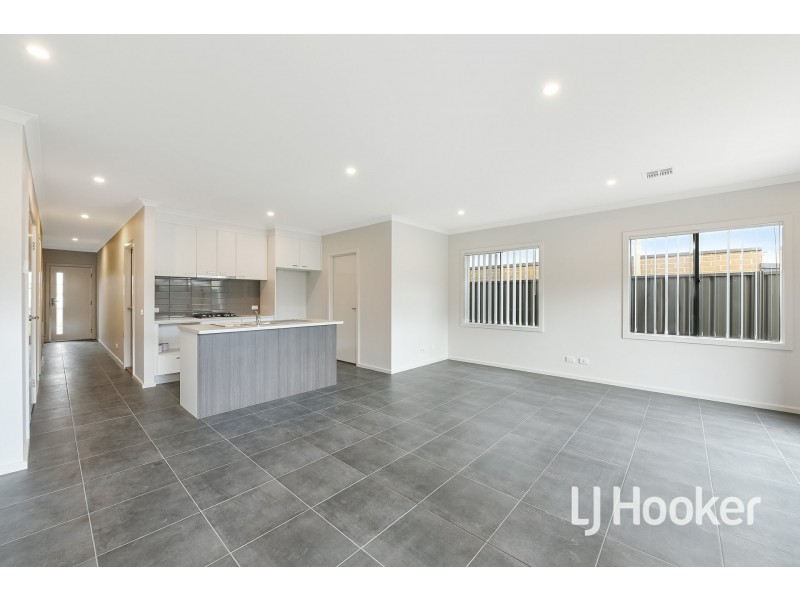 13/23 Atlantic Drive, Pakenham VIC 3810