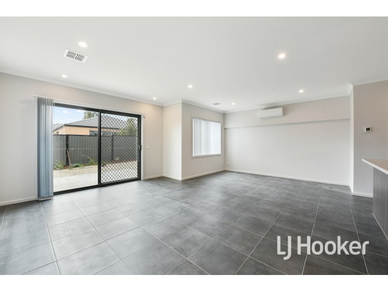 13/23 Atlantic Drive, Pakenham VIC 3810