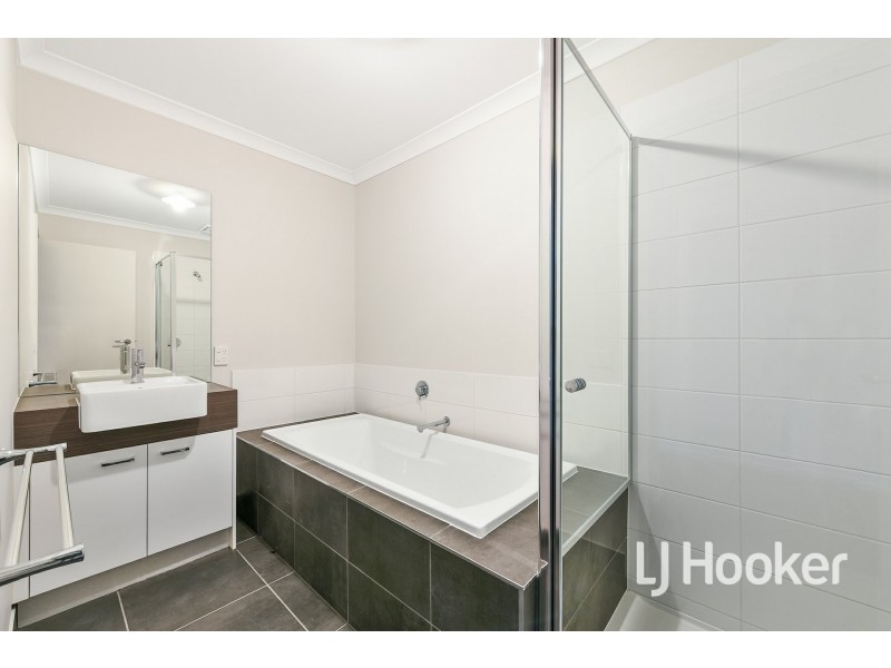 13/23 Atlantic Drive, Pakenham VIC 3810