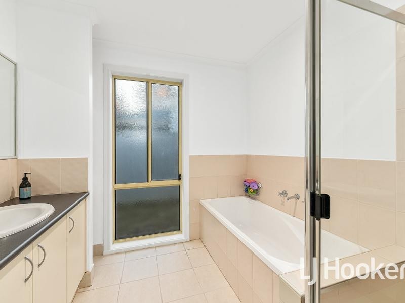 3 Wonboyn Close, Pakenham VIC 3810