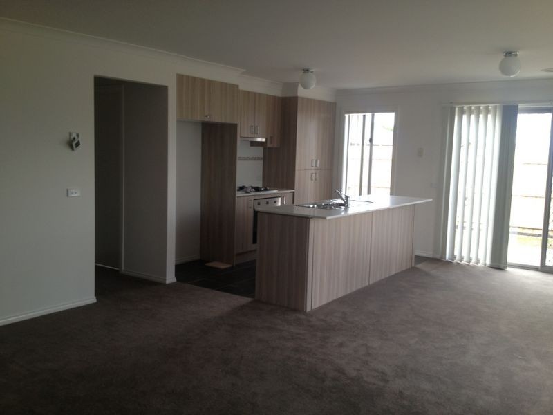 1/34 Sir Thomas Drive, Pakenham VIC 3810