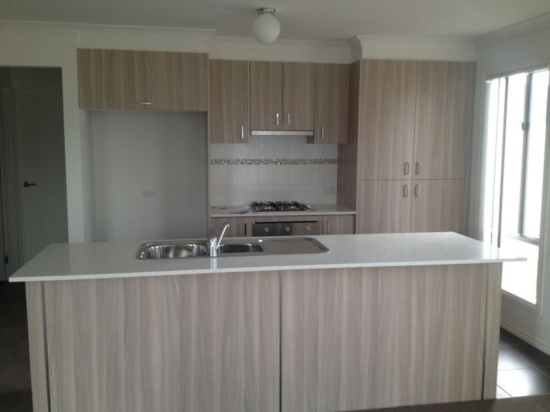 1/34 Sir Thomas Drive, Pakenham VIC 3810