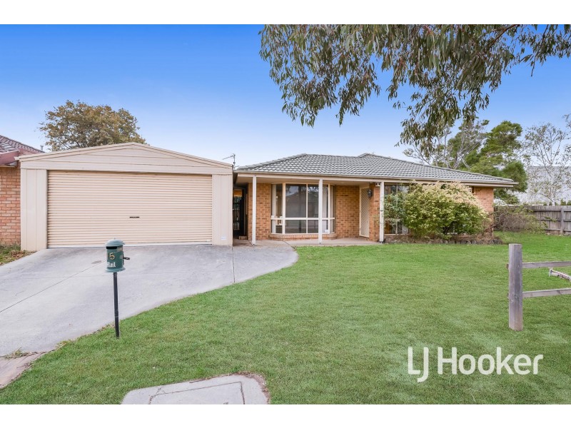 15 Holt Place, Pakenham VIC 3810