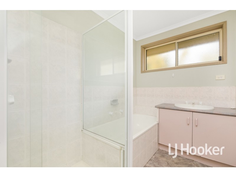 15 Holt Place, Pakenham VIC 3810