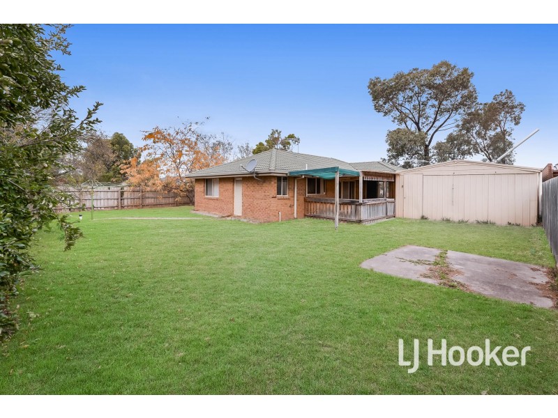 15 Holt Place, Pakenham VIC 3810