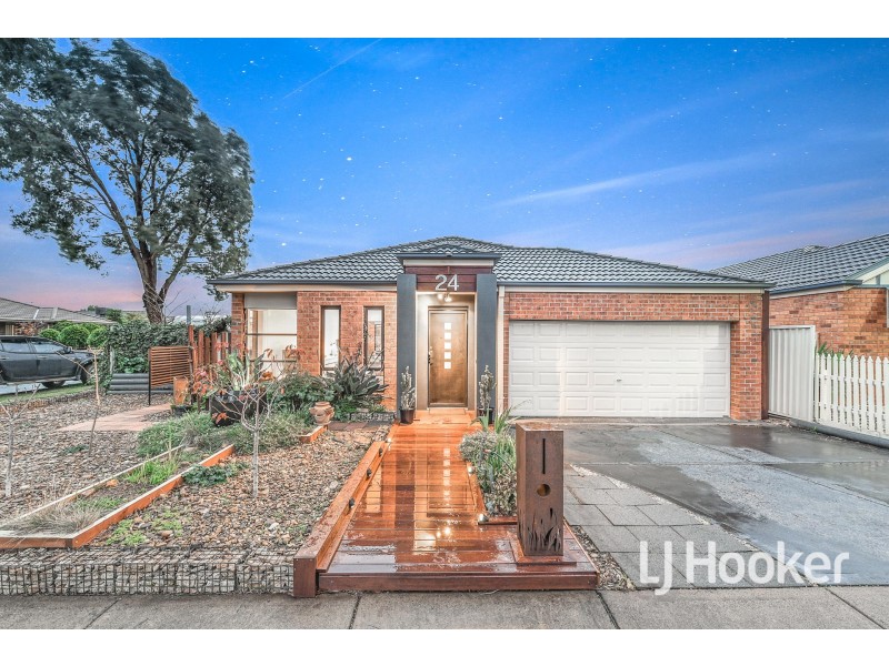 24 Wonboyn Close, Pakenham VIC 3810