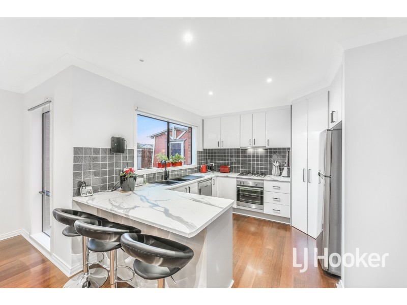 24 Wonboyn Close, Pakenham VIC 3810