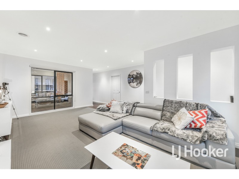 24 Wonboyn Close, Pakenham VIC 3810