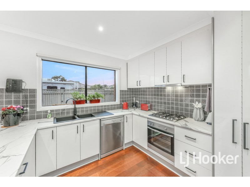 24 Wonboyn Close, Pakenham VIC 3810