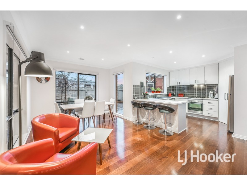 24 Wonboyn Close, Pakenham VIC 3810