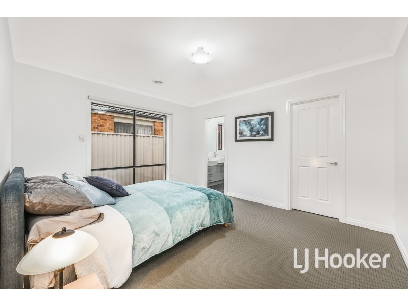 24 Wonboyn Close, Pakenham VIC 3810