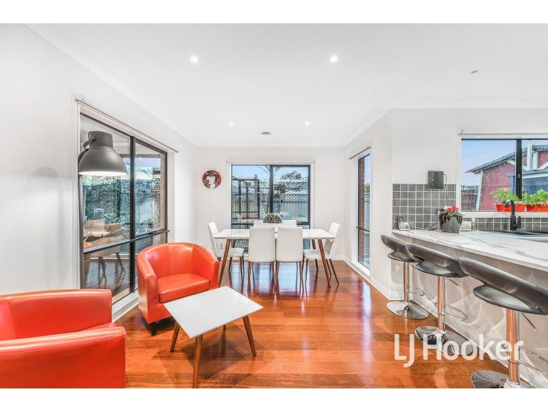 24 Wonboyn Close, Pakenham VIC 3810