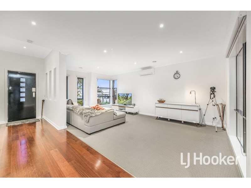 24 Wonboyn Close, Pakenham VIC 3810