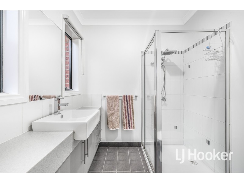 24 Wonboyn Close, Pakenham VIC 3810