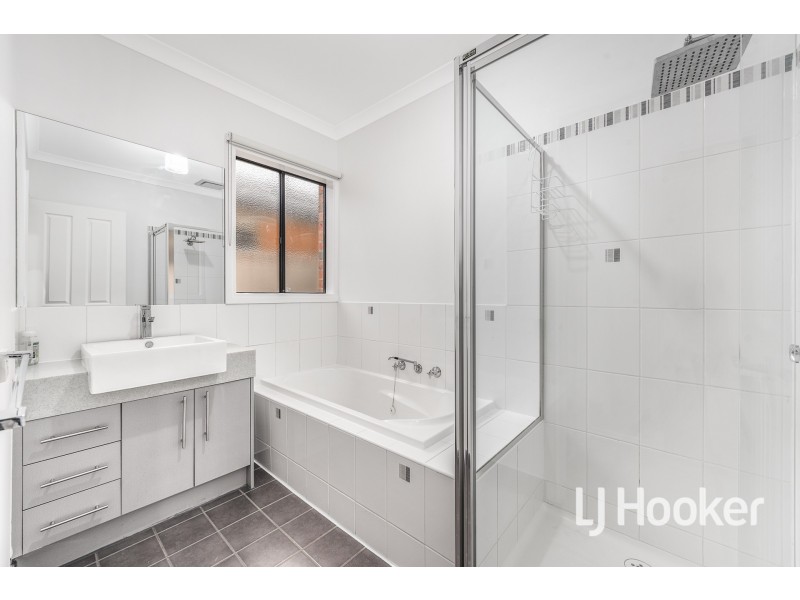 24 Wonboyn Close, Pakenham VIC 3810