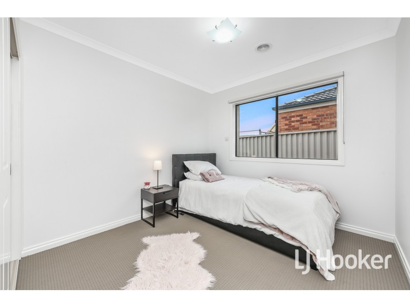 24 Wonboyn Close, Pakenham VIC 3810