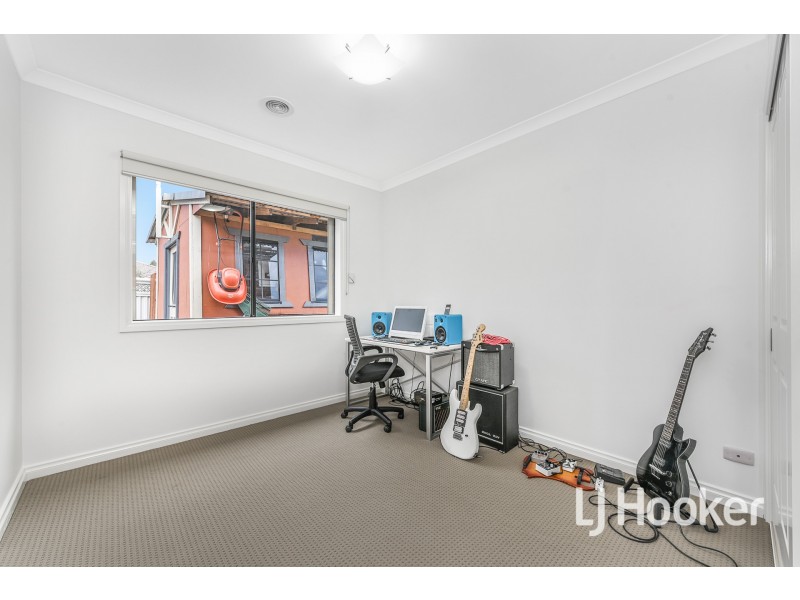24 Wonboyn Close, Pakenham VIC 3810