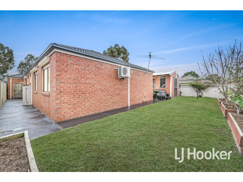 24 Wonboyn Close, Pakenham VIC 3810