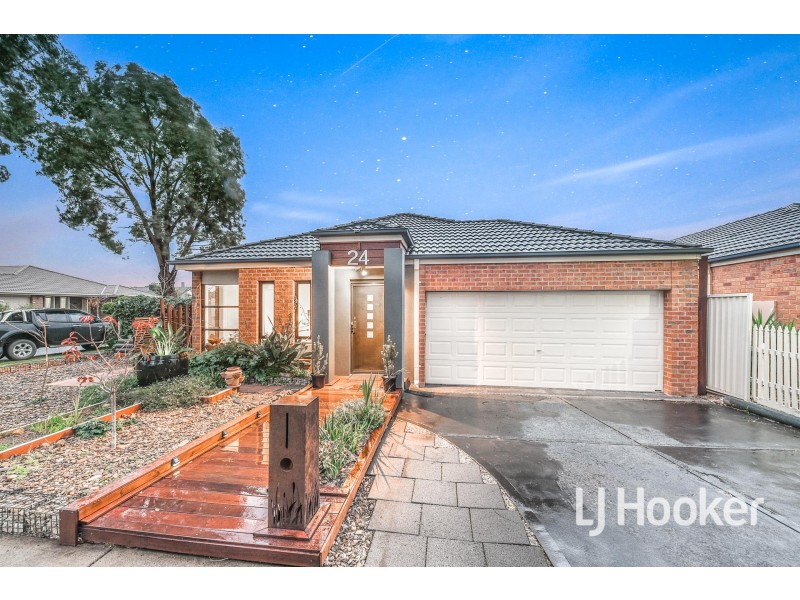 24 Wonboyn Close, Pakenham VIC 3810