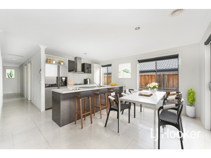 17 Cascade Way, Pakenham VIC 3810