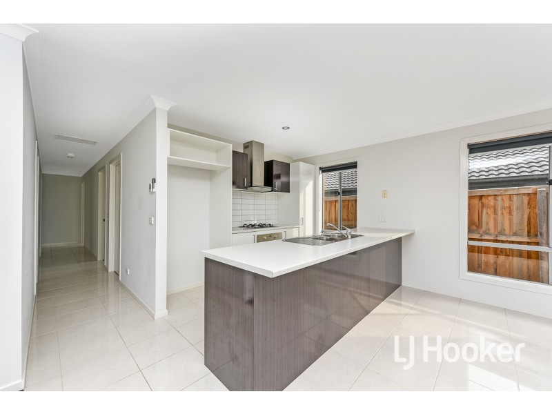 17 Cascade Way, Pakenham VIC 3810