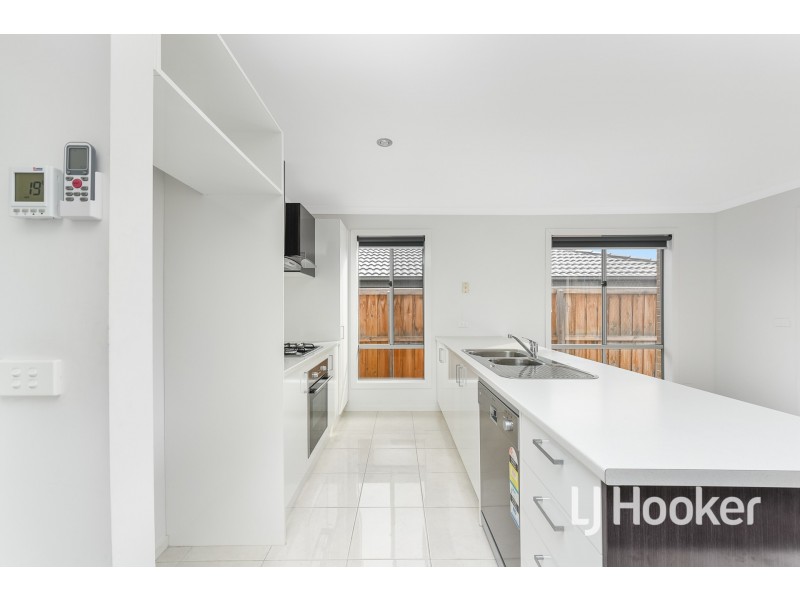 17 Cascade Way, Pakenham VIC 3810