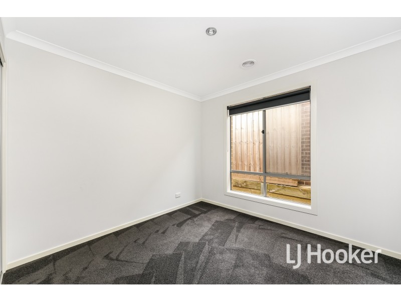 17 Cascade Way, Pakenham VIC 3810