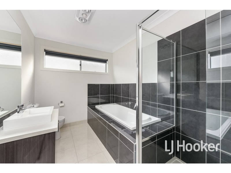 17 Cascade Way, Pakenham VIC 3810