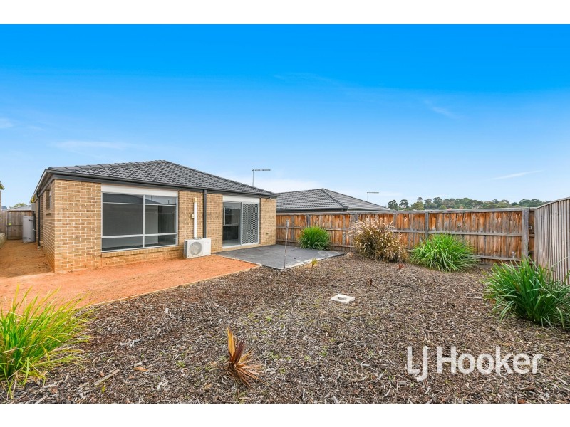17 Cascade Way, Pakenham VIC 3810