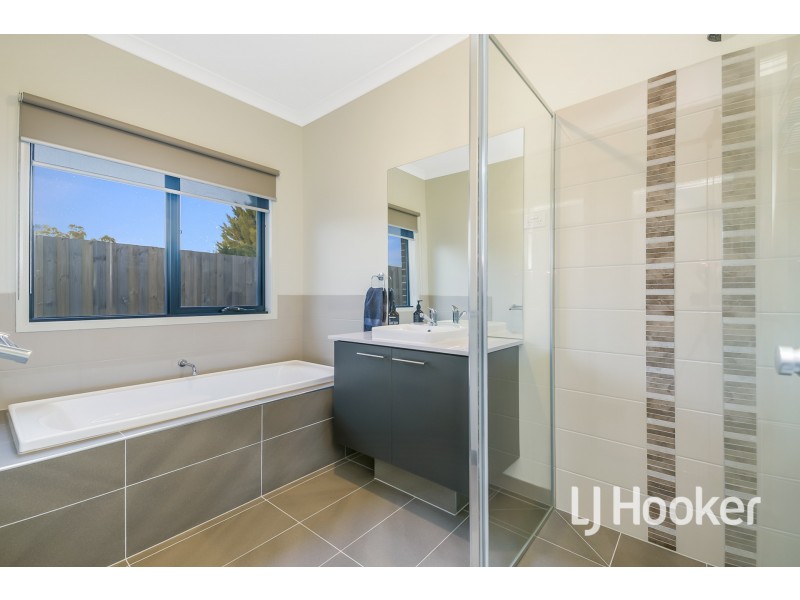 16 Royanne Close, Bunyip VIC 3815