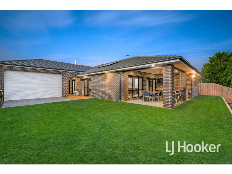 16 Royanne Close, Bunyip VIC 3815