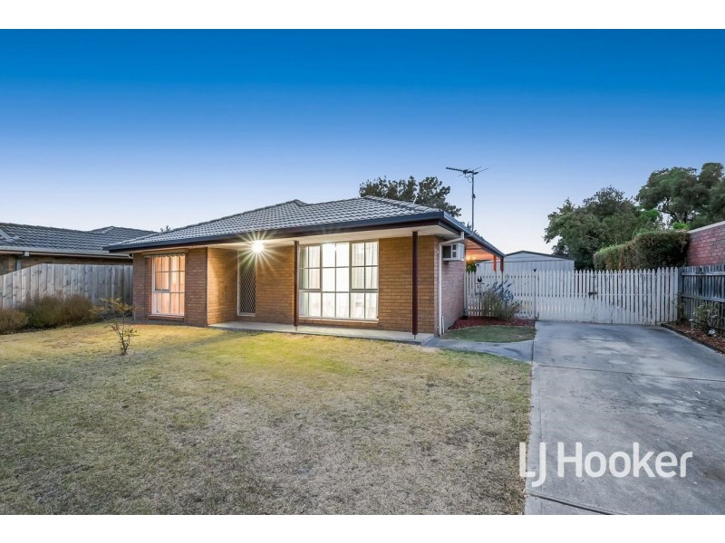 8 Daniel Court, Pakenham VIC 3810