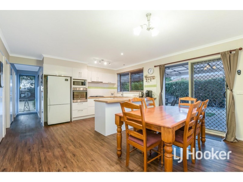 8 Daniel Court, Pakenham VIC 3810