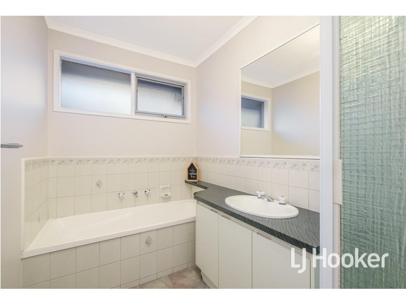 8 Daniel Court, Pakenham VIC 3810