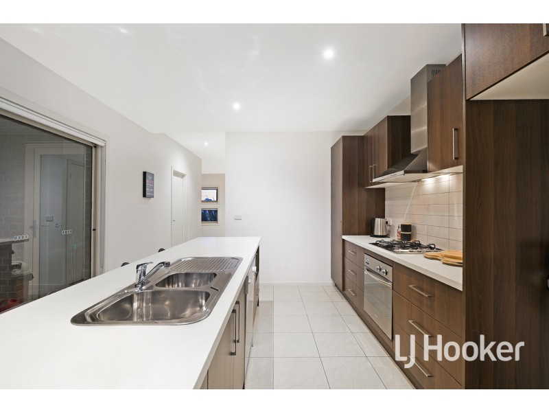 16 Dealbata Lane, Pakenham VIC 3810