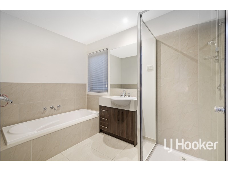 16 Dealbata Lane, Pakenham VIC 3810