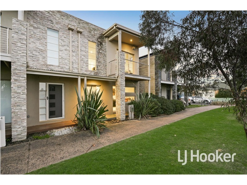 16 Dealbata Lane, Pakenham VIC 3810