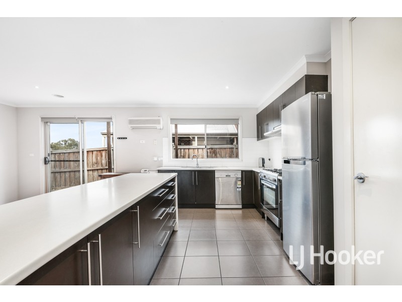 16 Tipperary Circuit, Pakenham VIC 3810